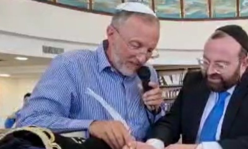 תיעוד מצמרר: זה הפסוק שליאו די כתב בספר התורה