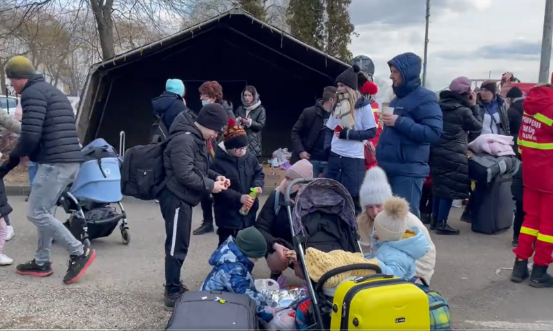צפו: מאות פליטים ישראלים מגיעים לרומניה