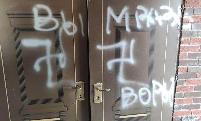 מזעזע: צלבי קרס רוססו על בית חב"ד בשדרות