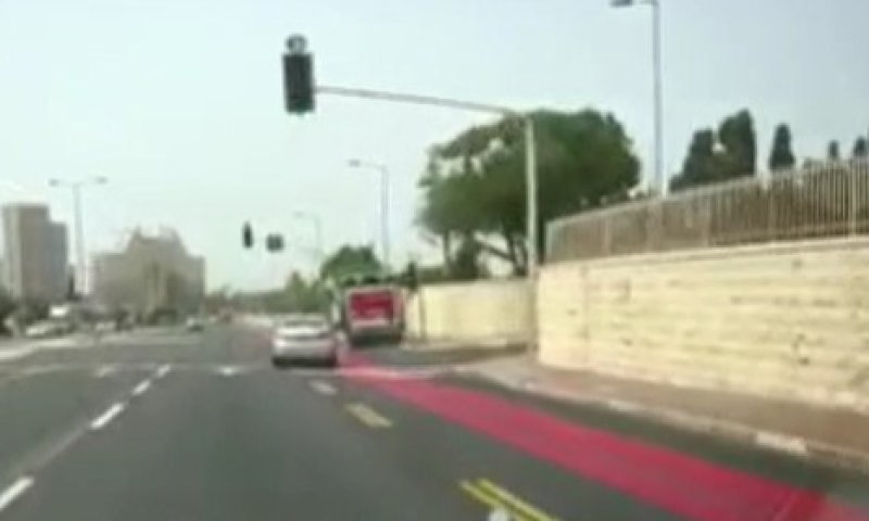סוטה מהדרך ומתנגש: תיעוד תאונת האוטובוס בחיפה.צפו