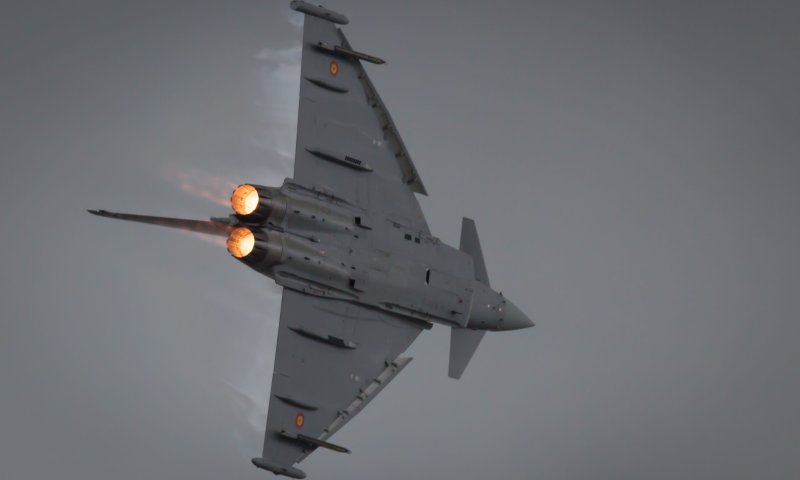 איראן: הרוגים בהתרסקות מטוס קרב לתוך איצטדיון