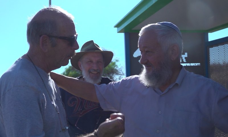 תושב גוש קטיף במפגש עם הקיבוצניקים שהפגינו נגדו