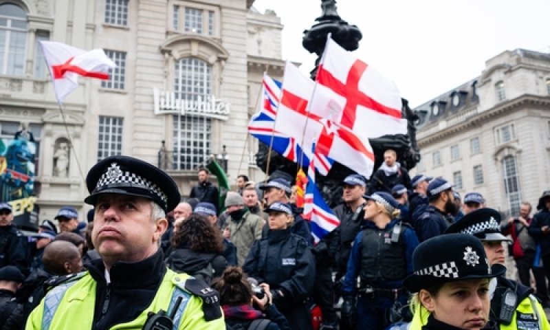 "תחזירו את המדינה": מעל 100 אלף הפגינו בלונדון נגד המהגרים