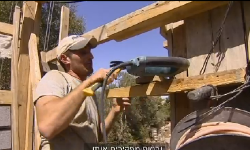 צפו: חבריו של יהודה הישראלי בונים את ביתו בעפרה