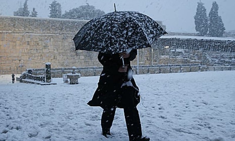 שלג החל לרדת בירושלים. צפו