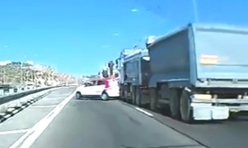 צפו: משאית נוגחת ברכב וממשיכה בנסיעה