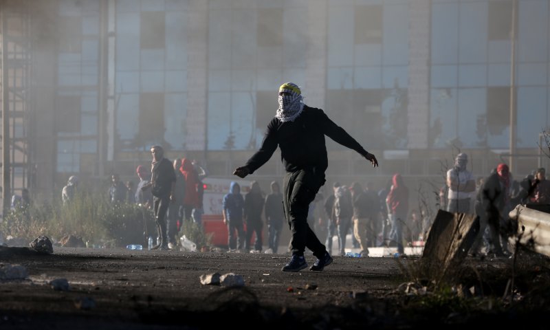 צפו: עשרות פורעים תוקפים כוח צה"ל ברמאללה