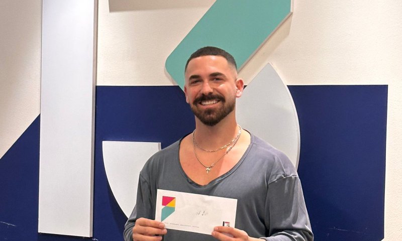 יש צ'ק: יובל לוי זוכה האח הגדול בא לאסוף את הפרס