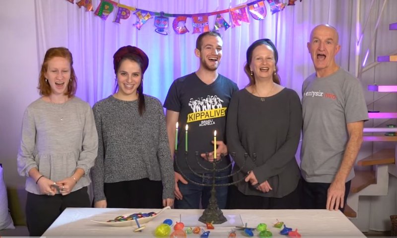 מדליק: כיפה לייב בקליפ חנוכה עם המשפחות שלהם