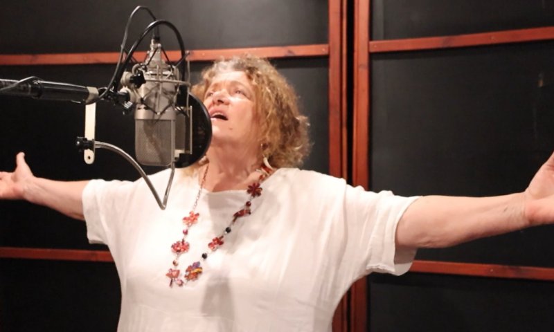 לראשונה בקריירה שלה: לאה שבת משיקה סינגל באנגלית