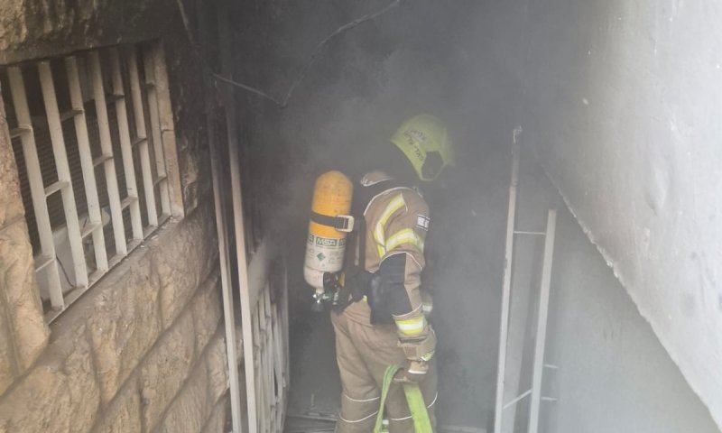 שריפה פרצה במחסן בירושלים, פצוע במקום | תיעוד