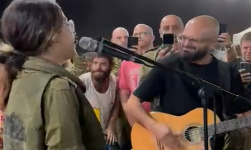 צפו: אברהם טל בדואט מרגש עם חיילת בעוטף