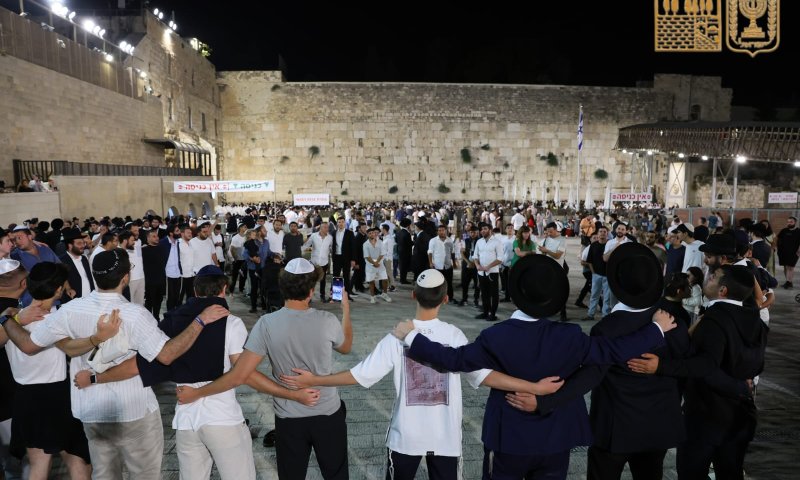 אלפים בכותל המערבי: צפו בקריאת מגילת איכה בשידור חי