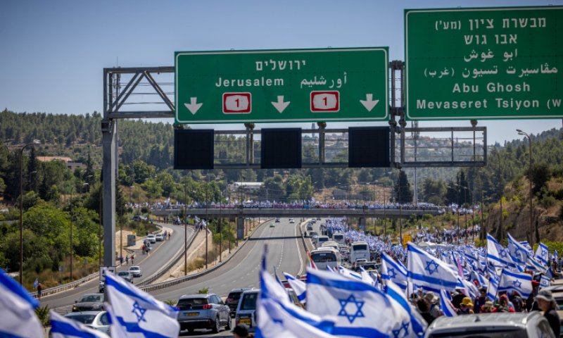 48 שעות להכרעה: עשרות אלפים מפגינים מול הכנסת