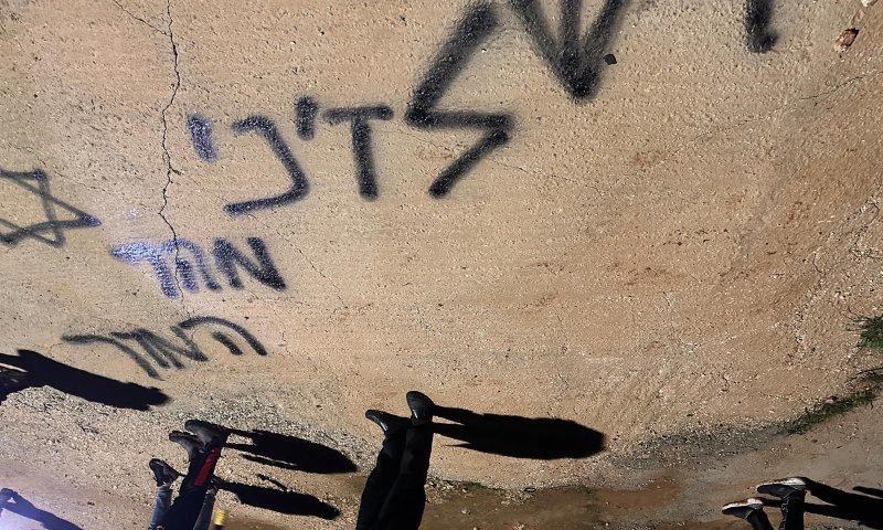 "דש לזיני מהר המור": רכבים הוצתו ברמאללה לצד גרפיטי בעברית