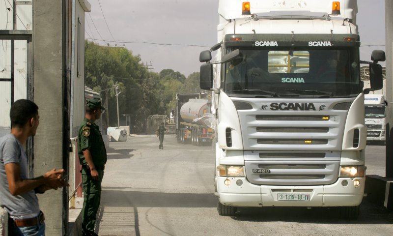 שיגור בלוני התבערה: ישראל סגרה את המעבר מעזה