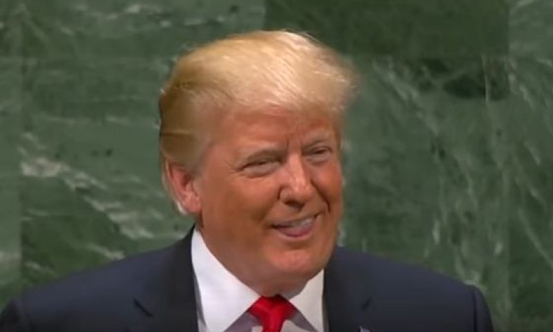 "לזה לא ציפיתי": טראמפ התרברב ו'חטף' מהקהל.צפו