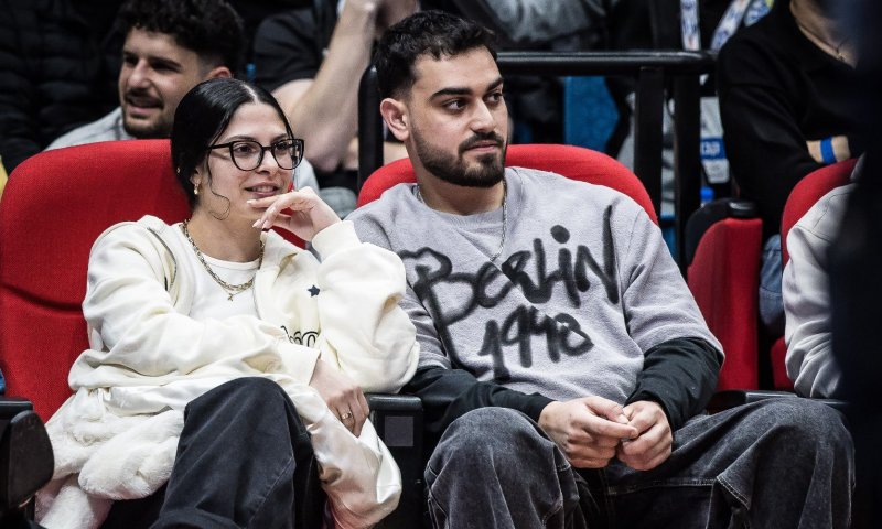 בין הצופים בדרבי התל אביבי בכדורסל: החטופה ששוחררה מהשבי