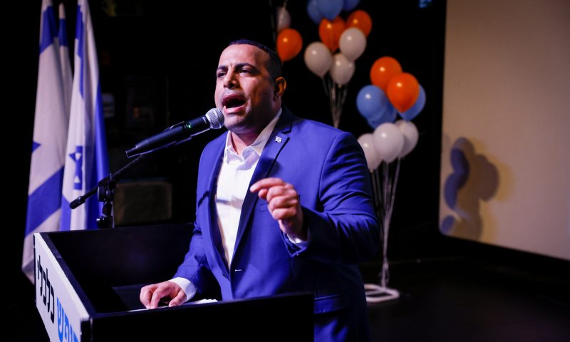 באולם קולנוע: אביר קארה השיק את המפלגה החדשה