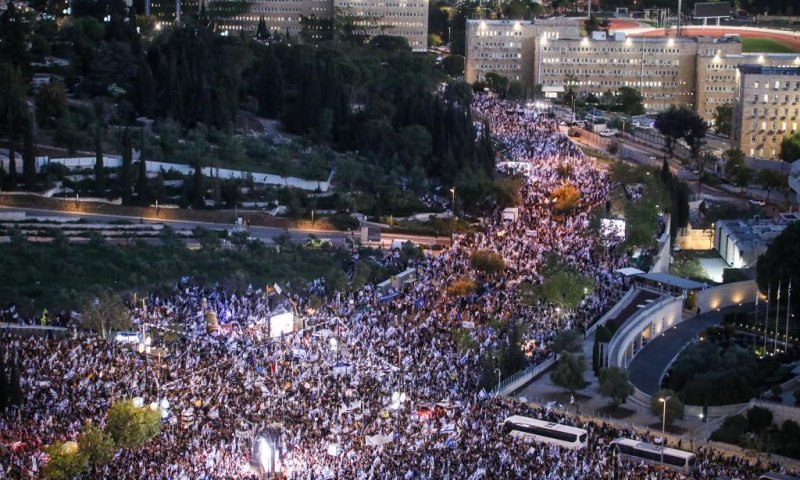אחרי מחאת הענק: נתניהו יצטרך להכריע למי להקשיב