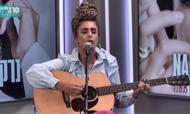 לייב בסרוגים: נרקיס בביצוע לשיר שכתבה על גוש קטיף