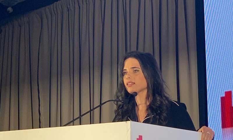 שקד : אהוד ברק הפך מחייל מס' 1 למסית מס' 1