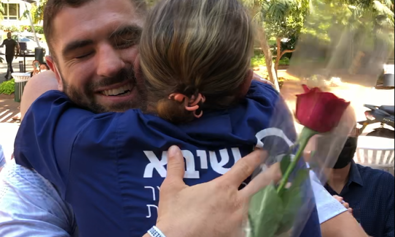 מרגש: פיטר פלצ'יק העניק את המדליה לאימו. צפו: