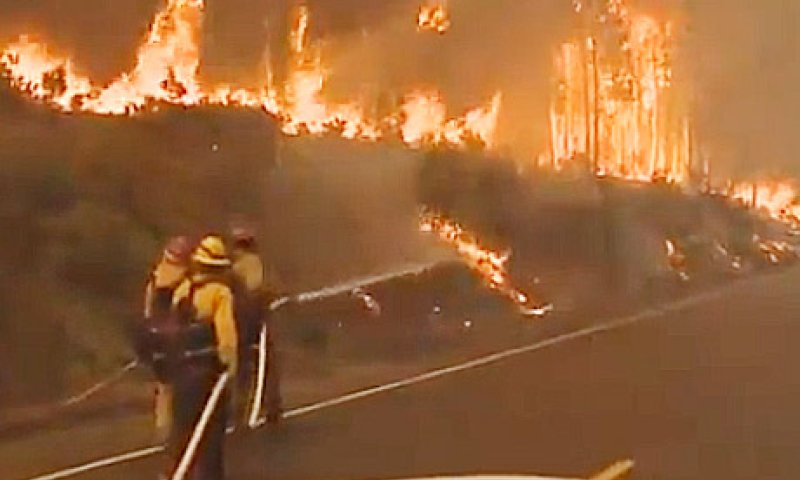 קליפורניה בוערת: 8,000 כבאים מול שריפה אחת