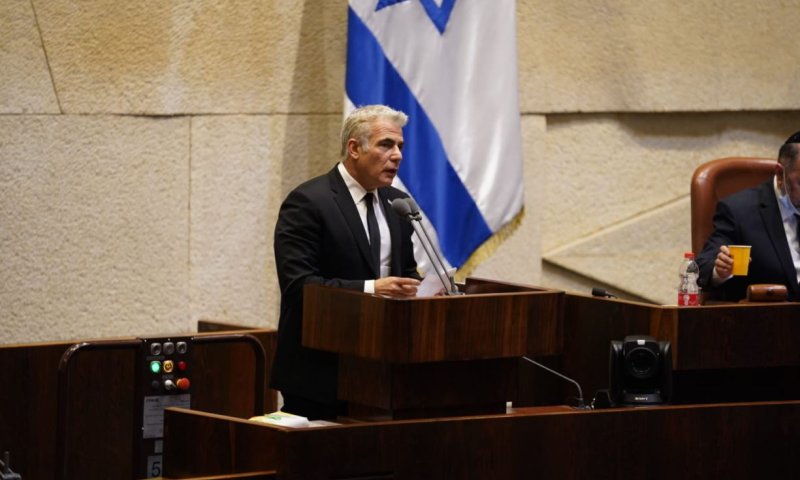 לפיד תוקף: לממשלה אין זכות קיום, רימו את הבוחרים