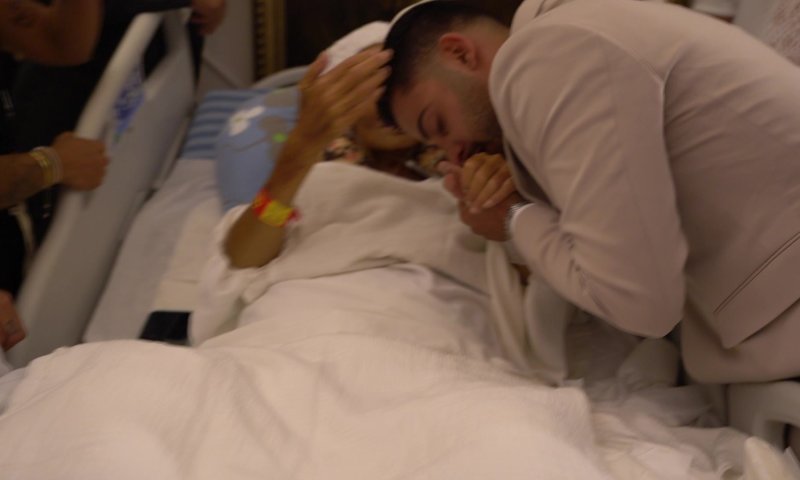 שעות ספורות לפני מות האם: חתונה מרגשת בבית החולים | צפו