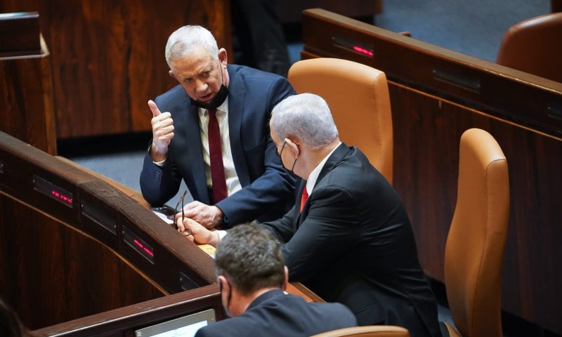 גנץ נגד נתניהו: " ראש הממשלה חייב לחזור בו"