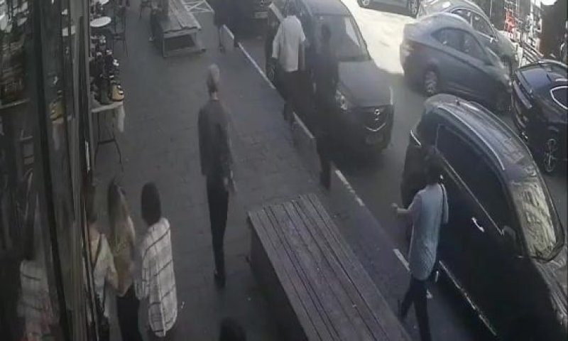 רגע התאונה בבת ים: הרכב נוסע ברוורס ונכנס למסעדה