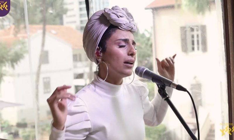 צפו: נרקיס בקאבר מפתיע לביונסה