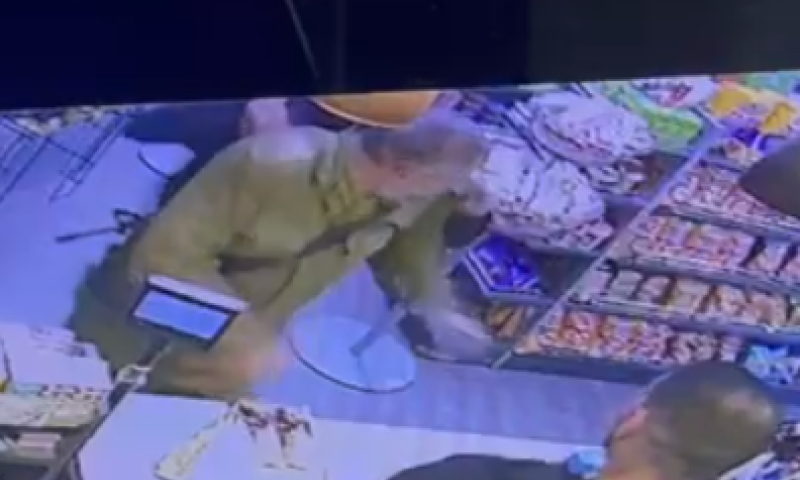 מגיח מאחור, שולף סכין ודוקר. תיעוד הפיגוע בשומרון