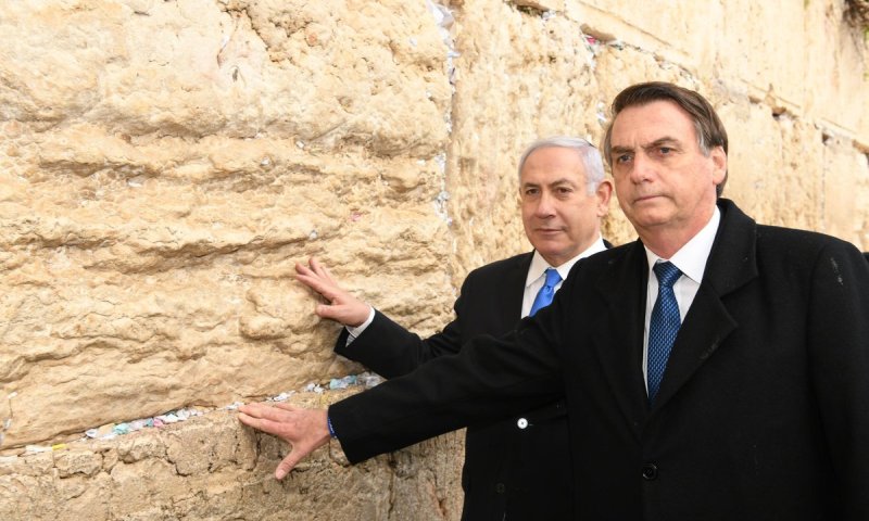 ביקור בכותל עם נתניהו: נשיא ברזיל הניח פתק