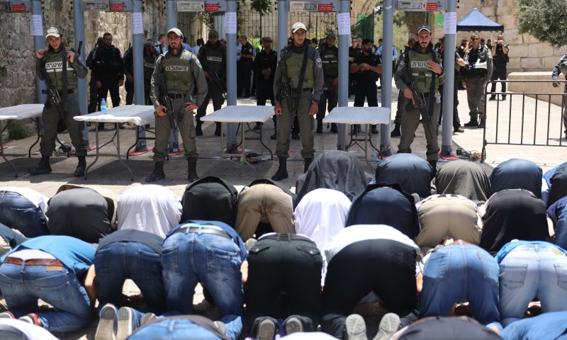 הערבים מוחים על הצבת המגנומטרים בהר הבית