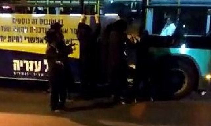 קיצונים השחיתו שלטים בגלל תמונה של עזריה. צפו