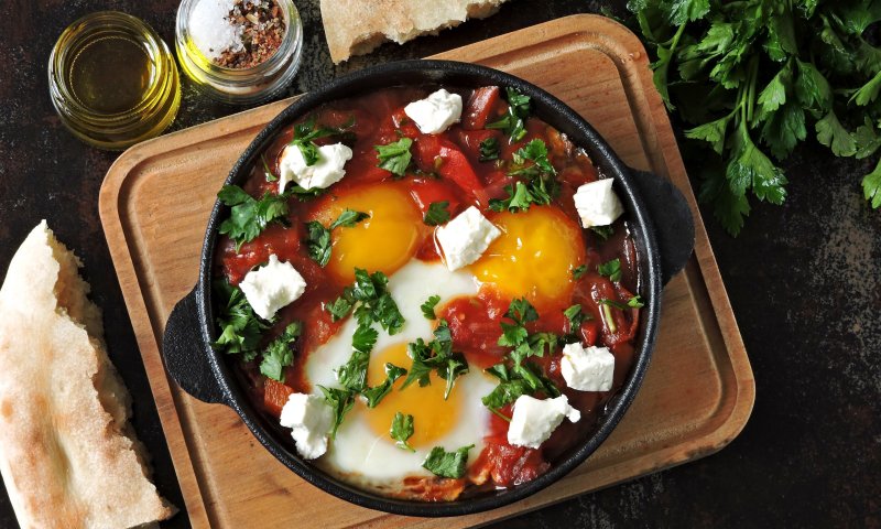 פשוט וקל: שקשוקה פקנטית עם חצילים וגבינת פטה