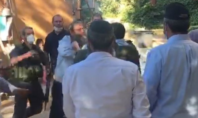 צפו: עימות פיזי בין מרזל למאבטחים של הרב רפי פרץ