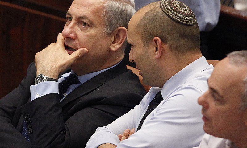 מקורבי בנט: מצפים מרה"מ להתנצל בפני השר אריאל