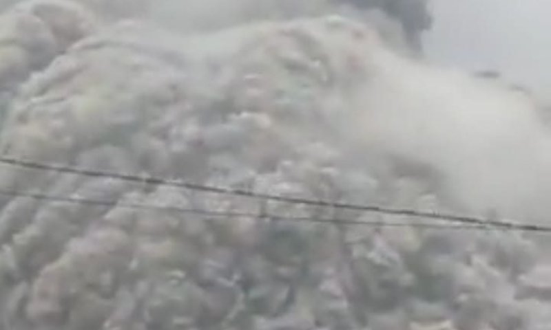 צפו: הרוג ו-14 פצועים בהתפרצות הר געש באינדונזיה