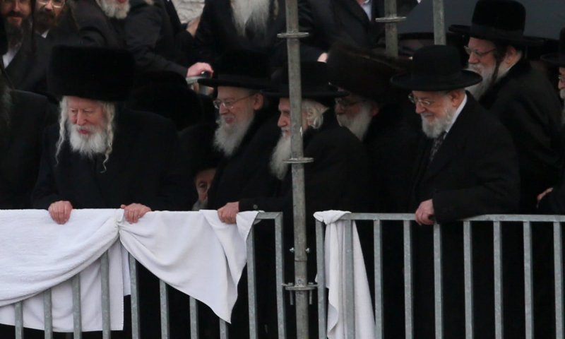 תיעוד: הרב לאו מוזמן כבוד בחתונת האדמו"ר מגור