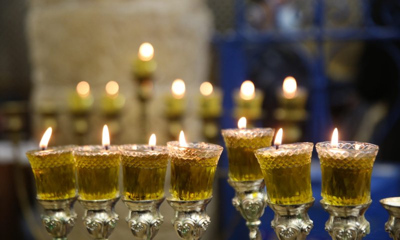 הלכות חנוכה בקיצור לפי מנהגי כל העדות