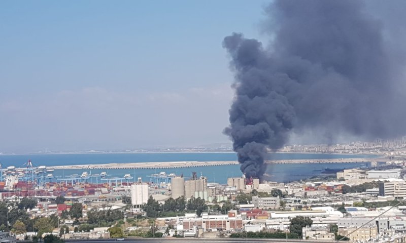 עמוד עשן שחור: שריפת ענק במיכל במפעל שמן בחיפה