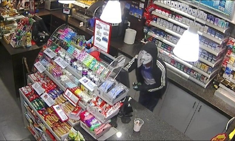 צפו: חיילים שודדים חנות דלק עם סכין ואלה