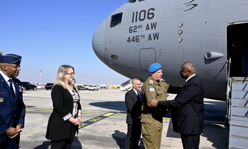 הלחץ האמריקני נמשך: מזכיר ההגנה נחת בישראל