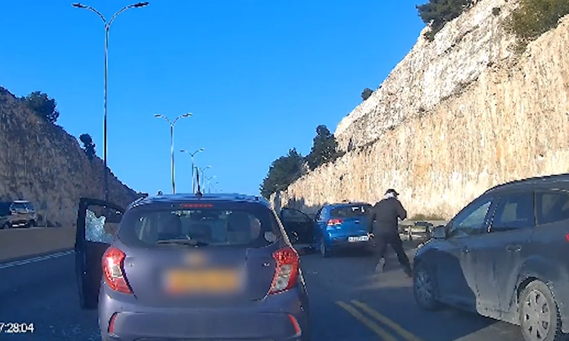 תיעוד דרמטי מהפיגוע: קרב יריות באמצע הפקק. צפו