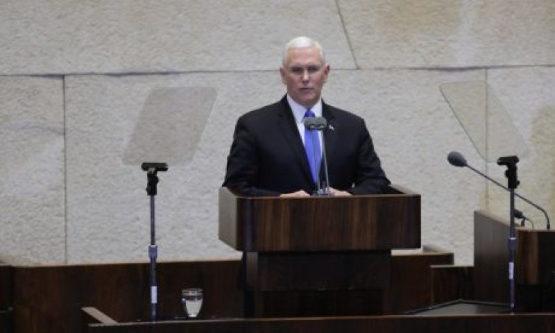 לא לבד: זה הרב שכתב למייק פנס את הנאום