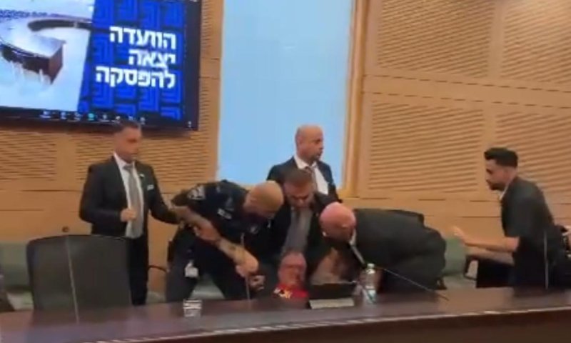 עצוב: אחיו של החטוף מסולק בכוח מהדיון בוועדה