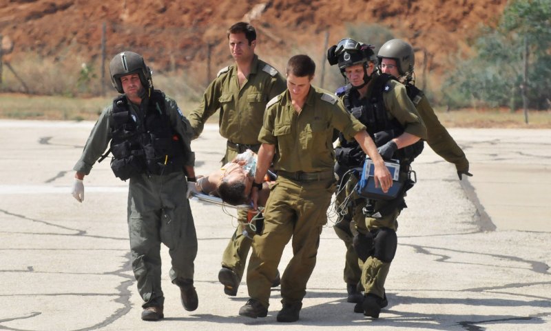 מי שולח לוחמים להילחם בטרוריסטים עם רובי צעצוע?